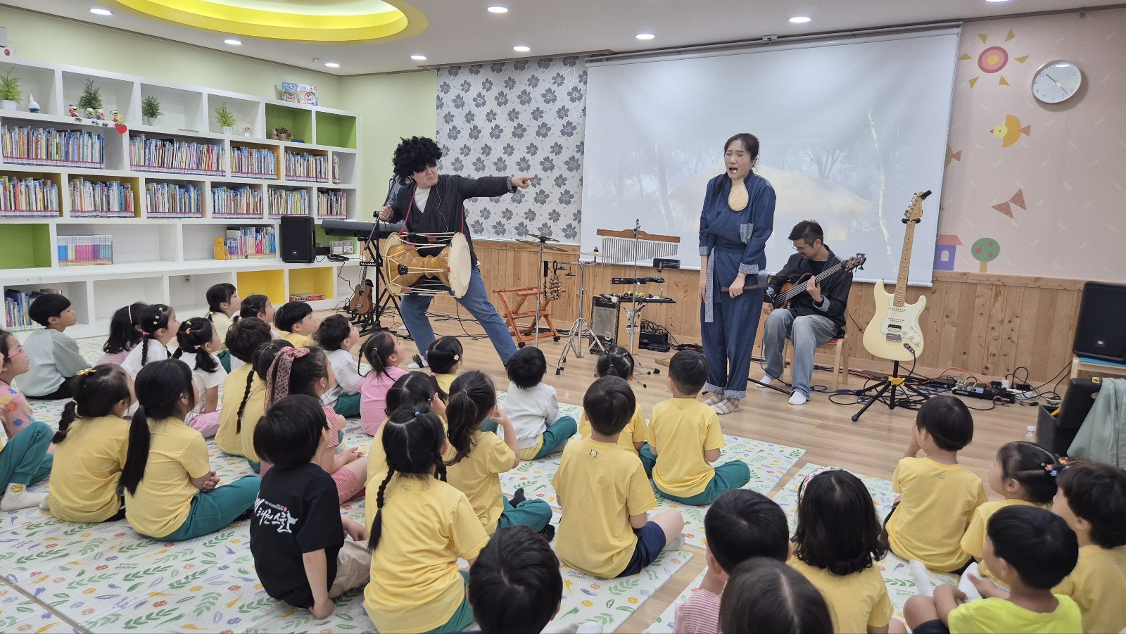 5월 도서관 문화체험공연 관람 사진